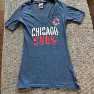 🔵❤️ Chicago Cubs Women’s V-Neck Tee